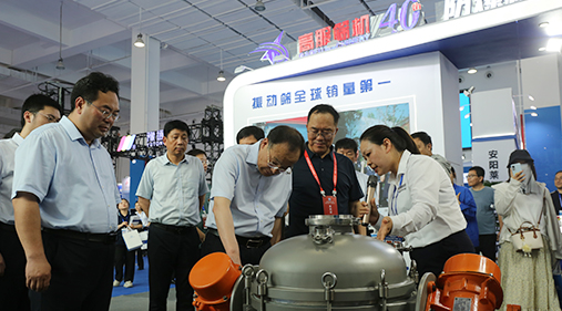 中原農(nóng)谷第二屆振動(dòng)機(jī)械產(chǎn)業(yè)博覽會(huì)盛大開幕，新鄉(xiāng)市長(zhǎng)魏建平親臨高服展區(qū)指導(dǎo)工作