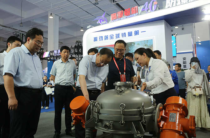 中原農(nóng)谷第二屆振動(dòng)機(jī)械產(chǎn)業(yè)博覽會(huì)盛大開幕，新鄉(xiāng)市長魏建平親臨高服展區(qū)指導(dǎo)工作